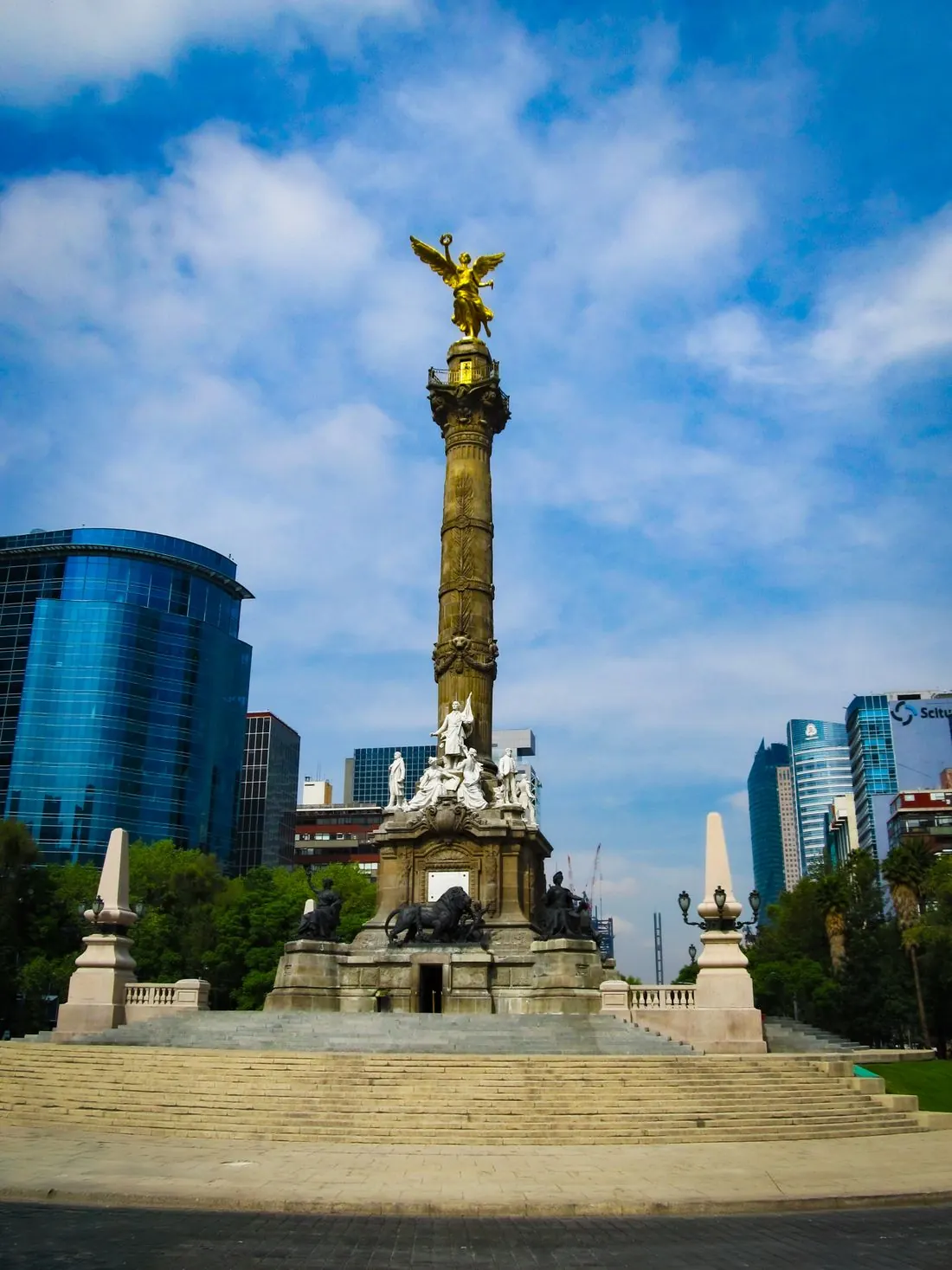 Ángel de la Independencia y torres corporativas sobre Paseo de la Reforma, Ciudad de México