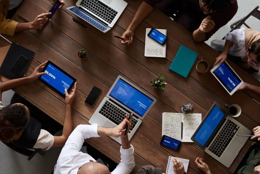 Equipo de trabajo revisando proyectos en una mesa de juntas