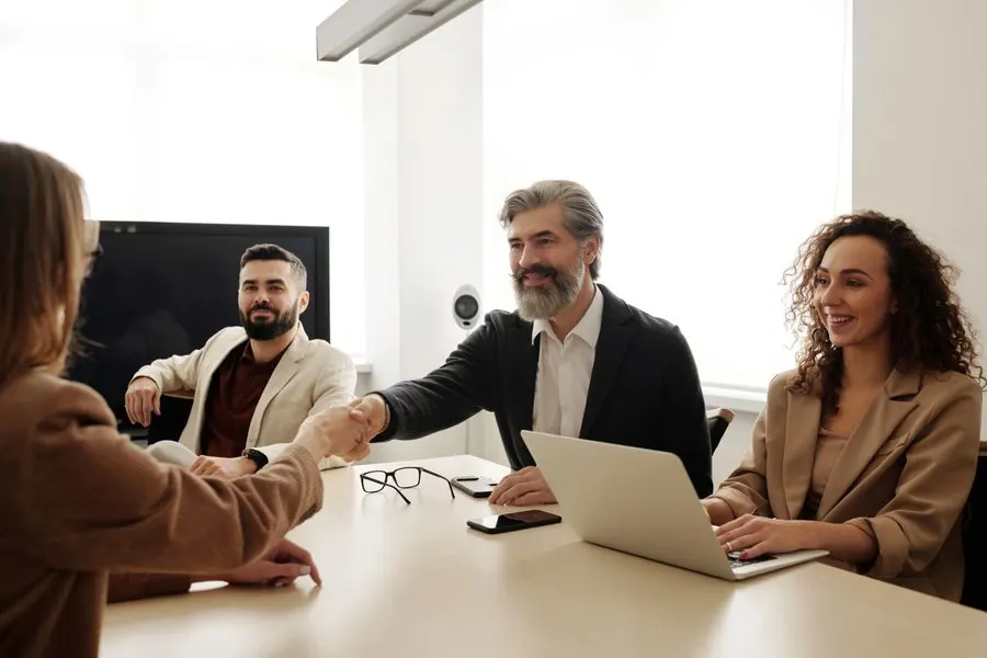 Reunión de negocios con apretón de manos en una oficina